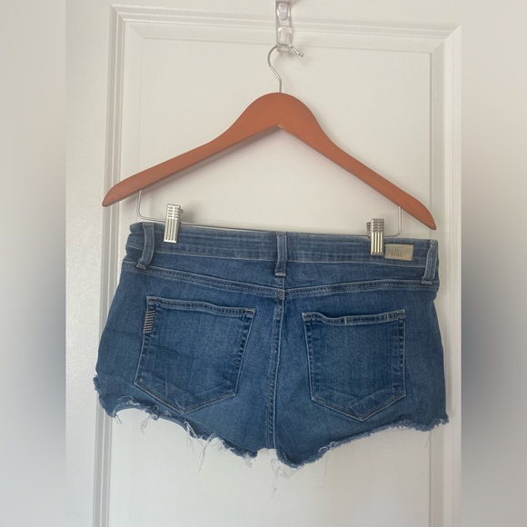 Paige mid rise medium/dark wash denim shorts raw hem - Picture 6 of 7